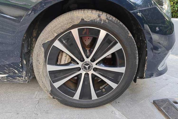 Used Mercedes-Benz E-Class New Energy 2022 E 350 e L Plug-in Hybrid Sedan Right Front Wheel Hub