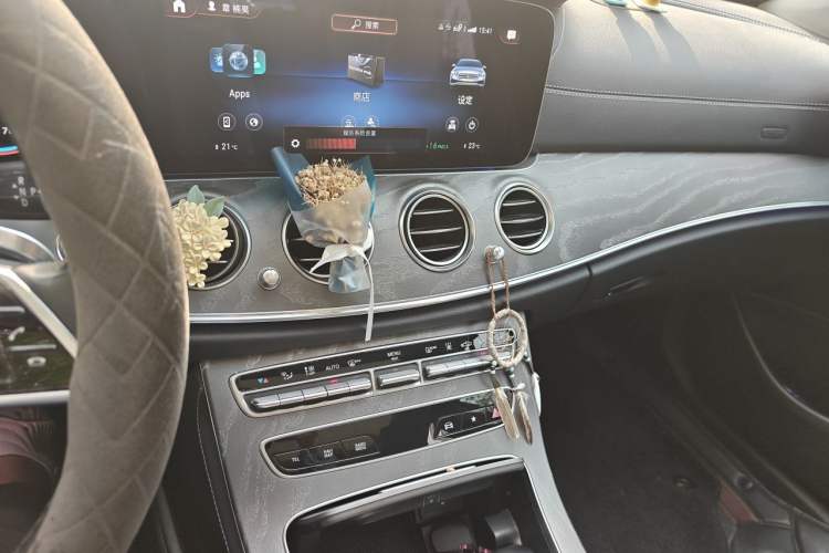 Used Mercedes-Benz E-Class New Energy 2022 E 350 e L Plug-in Hybrid Sedan Audio And AC Panel