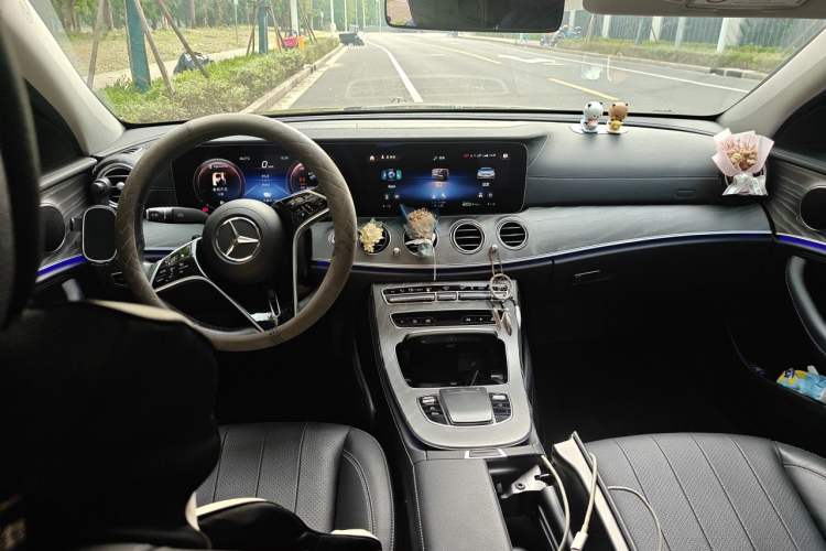 Used Mercedes-Benz E-Class New Energy 2022 E 350 e L Plug-in Hybrid Sedan Center Console