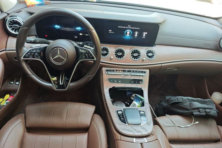 Used Mercedes-Benz E-Class New Energy 2022 Second Facelift E 350 e L Plug-in Hybrid Sedan Center Console