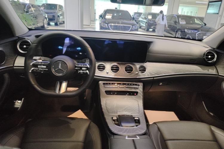 Used Mercedes-Benz E-Class New Energy 2022 Restyled E 350 e L Plug-in Hybrid Sports Sedan Center Console