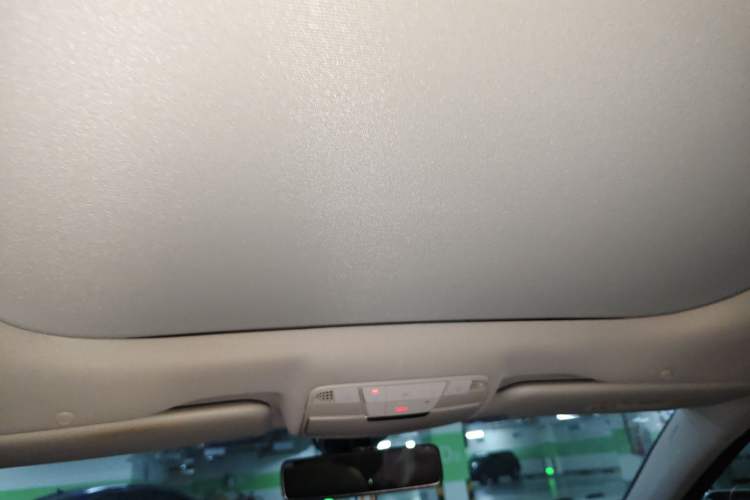 Used Mercedes-Benz E-Class New Energy 2022 E 350 e L Plug-in Hybrid Sedan Headliner
