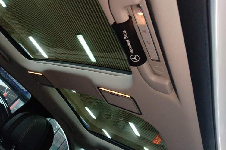 Used Mercedes-Benz E-Class New Energy 2022 Restyled E 350 e L Plug-in Hybrid Sedan Headliner