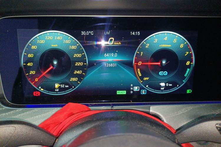 Used Mercedes-Benz E-Class New Energy 2022 Facelift E 350 e L Plug-in Hybrid Sedan Odometer Close Up