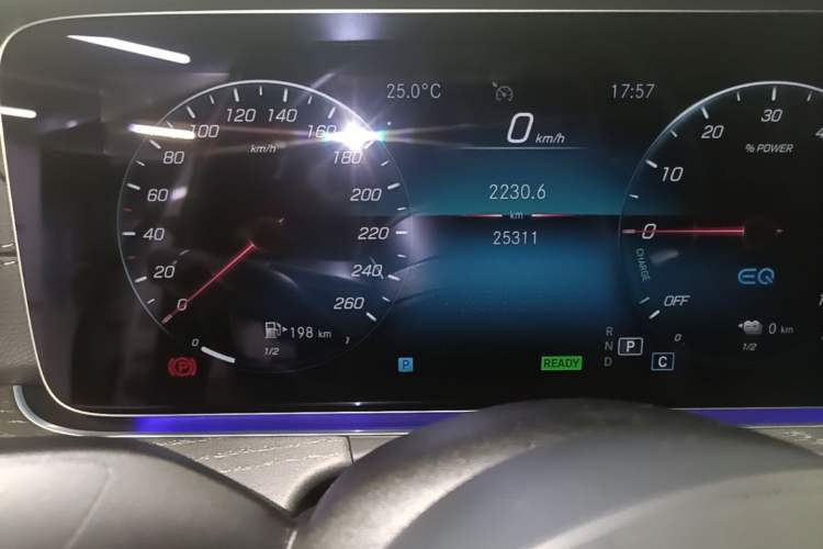 Used Mercedes-Benz E-Class New Energy 2022 Restyled E 350 e L Plug-in Hybrid Sports Sedan Odometer Close Up