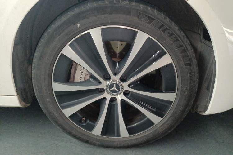Used Mercedes-Benz E-Class New Energy 2022 Facelift E 350 e L Plug-in Hybrid Sedan Right Front Wheel Hub