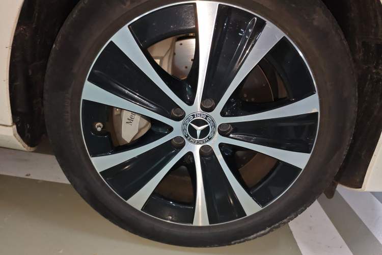 Used Mercedes-Benz E-Class New Energy 2022 E 350 e L Plug-in Hybrid Sedan Right Front Wheel Hub