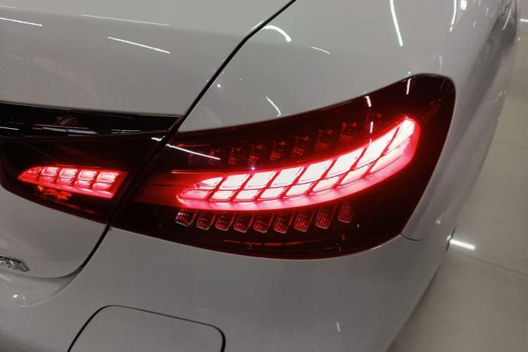 Used Mercedes-Benz E-Class New Energy 2022 Restyled E 350 e L Plug-in Hybrid Sports Sedan Right Rear Taillight