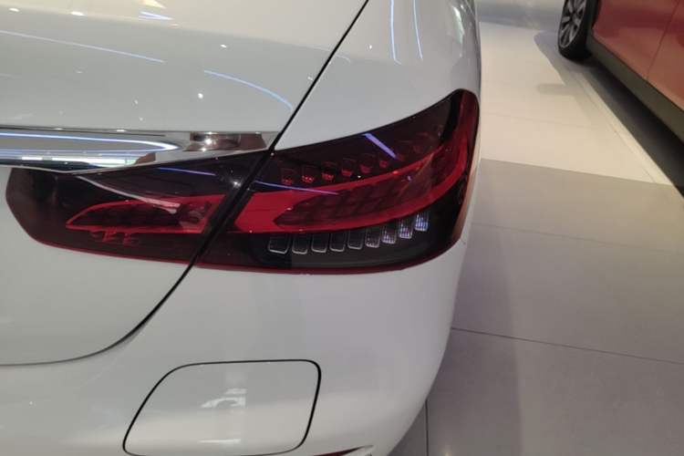 Used Mercedes-Benz E-Class New Energy 2022 Restyled E 350 e L Plug-in Hybrid Sports Sedan Right Rear Taillight