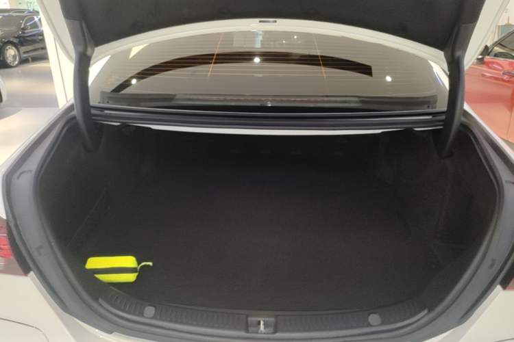 Used Mercedes-Benz E-Class New Energy 2022 Restyled E 350 e L Plug-in Hybrid Sports Sedan Trunk