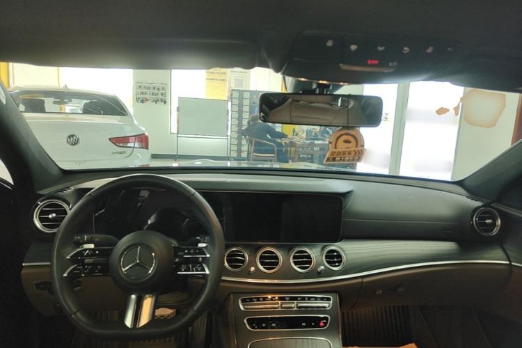 Used Mercedes-Benz E-Class New Energy 2023 E 350 e L Plug-in Hybrid Sports Sedan Center Console