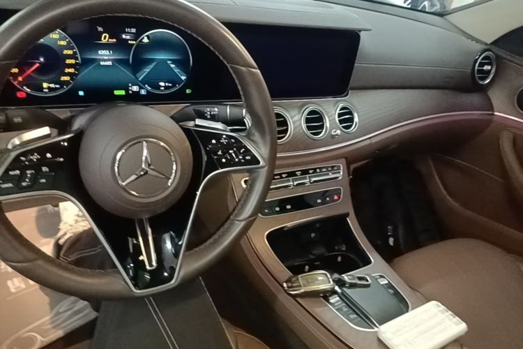 Used Mercedes-Benz E-Class New Energy 2023 E 350 e L Plug-in Hybrid Sedan Center Console