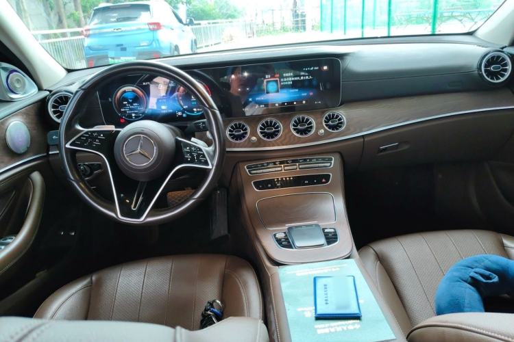 Used Mercedes-Benz E-Class New Energy 2023 E 350 e L Plug-in Hybrid Sedan Center Console