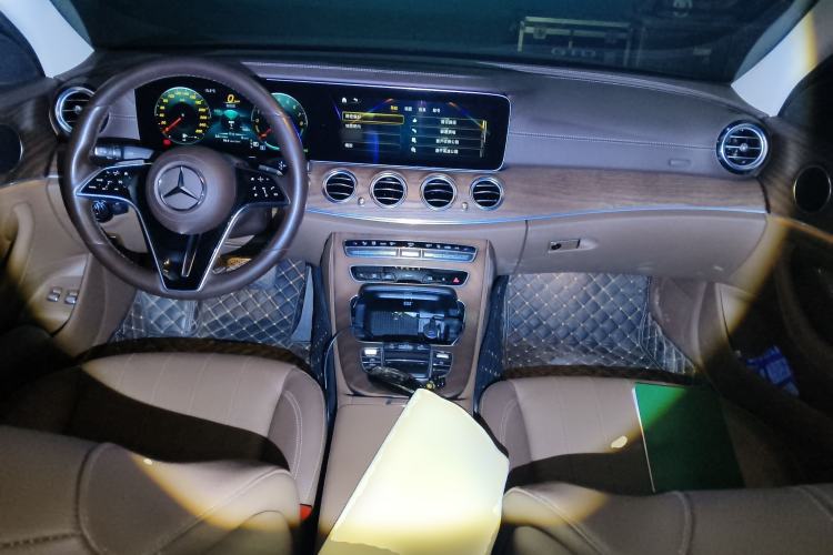 Used Mercedes-Benz E-Class New Energy 2023 E 350 e L Plug-in Hybrid Sedan Center Console