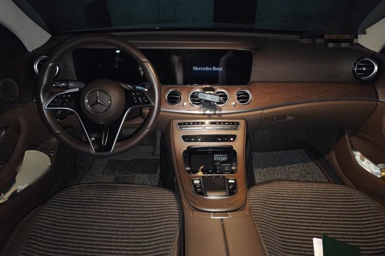 Used Mercedes-Benz E-Class New Energy 2023 E 350 e L Plug-in Hybrid Sedan Center Console
