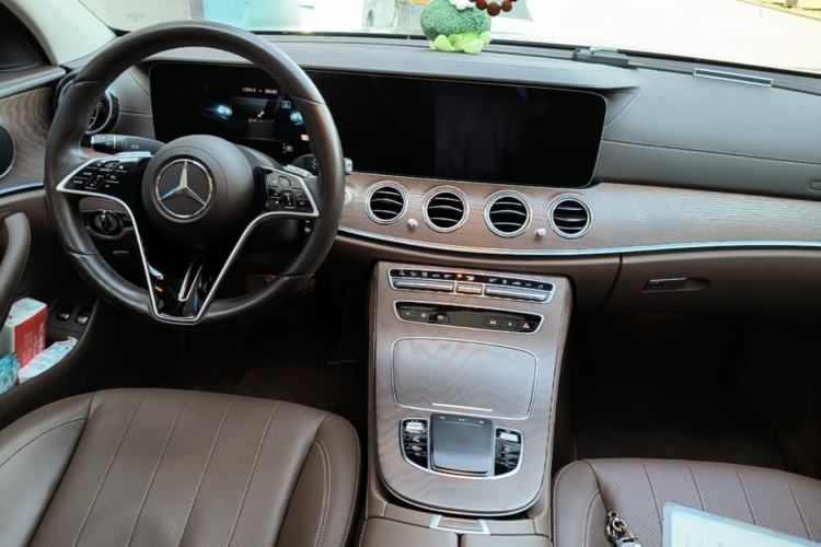 Used Mercedes-Benz E-Class New Energy 2023 E 350 e L Plug-in Hybrid Sedan Center Console