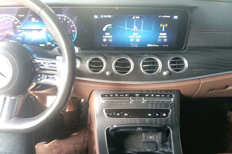 Used Mercedes-Benz E-Class New Energy 2023 E 350 e L Plug-in Hybrid Sports Sedan Center Console