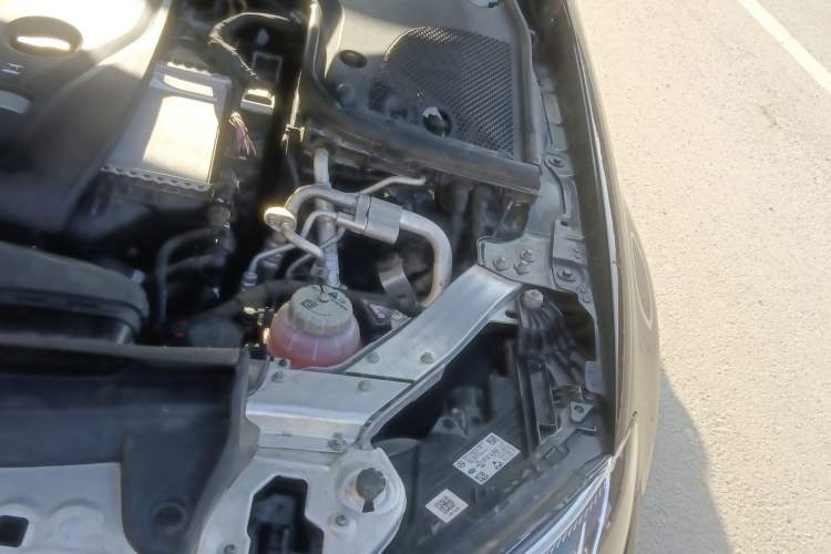 Used Mercedes-Benz E-Class New Energy 2023 E 350 e L Plug-in Hybrid Sedan Engine Bay Left