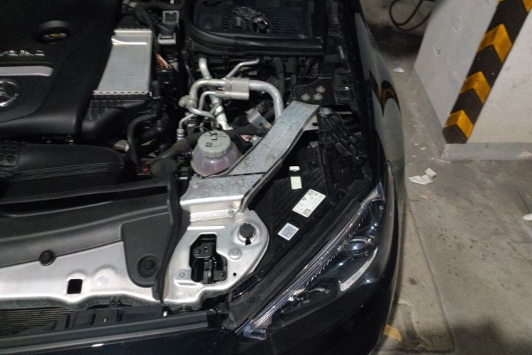 Used Mercedes-Benz E-Class New Energy 2023 E 350 e L Plug-in Hybrid Sedan Engine Bay Left