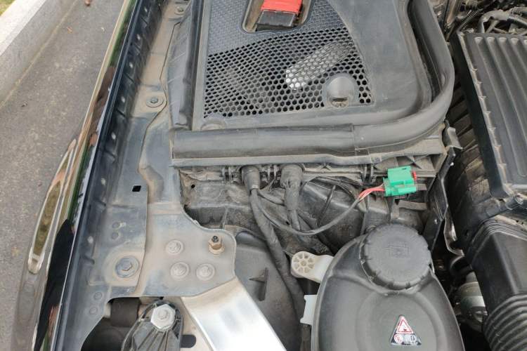 Used Mercedes-Benz E-Class New Energy 2023 E 350 e L Plug-in Hybrid Sedan Engine Bay Right