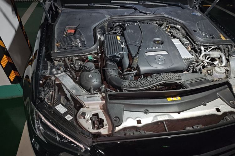 Used Mercedes-Benz E-Class New Energy 2023 E 350 e L Plug-in Hybrid Sedan Engine Bay Right