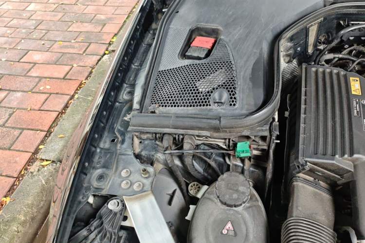 Used Mercedes-Benz E-Class New Energy 2023 E 350 e L Plug-in Hybrid Sedan Engine Bay Right