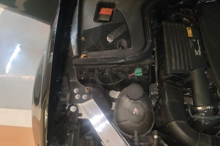 Used Mercedes-Benz E-Class New Energy 2023 E 350 e L Plug-in Hybrid Sports Sedan Engine Bay Right