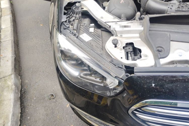 Used Mercedes-Benz E-Class New Energy 2023 E 350 e L Plug-in Hybrid Sedan Engine Bay Right