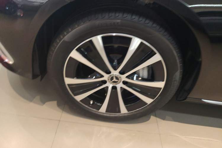 Used Mercedes-Benz E-Class New Energy 2023 E 350 e L Plug-in Hybrid Sedan Exterior 4