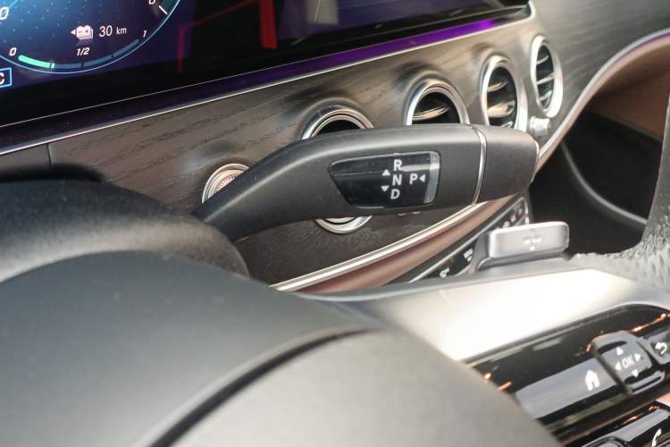 Used Mercedes-Benz E-Class New Energy 2023 E 350 e L Plug-in Hybrid Sports Sedan Gear Lever