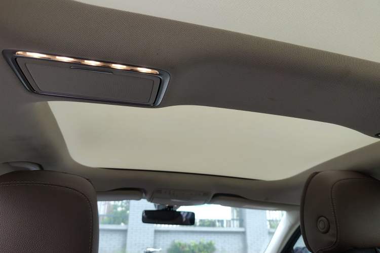 Used Mercedes-Benz E-Class New Energy 2023 E 350 e L Plug-in Hybrid Sedan Headliner