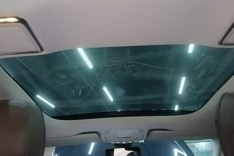 Used Mercedes-Benz E-Class New Energy 2023 E 350 e L Plug-in Hybrid Sedan Headliner
