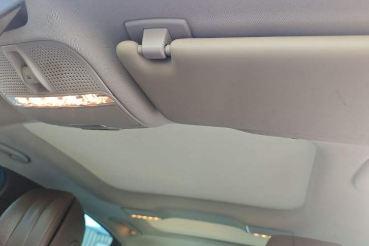 Used Mercedes-Benz E-Class New Energy 2023 E 350 e L Plug-in Hybrid Sedan Headliner