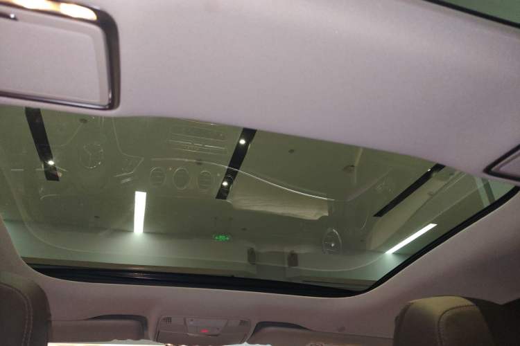 Used Mercedes-Benz E-Class New Energy 2023 E 350 e L Plug-in Hybrid Sedan Headliner