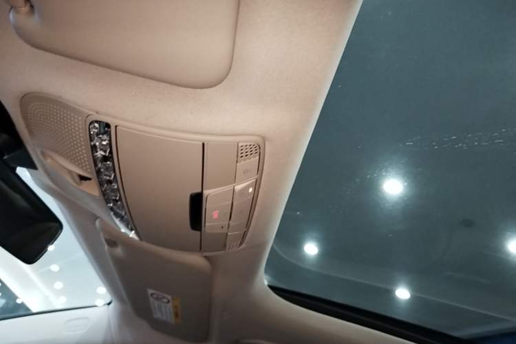 Used Mercedes-Benz E-Class New Energy 2023 E 350 e L Plug-in Hybrid Sedan Headliner