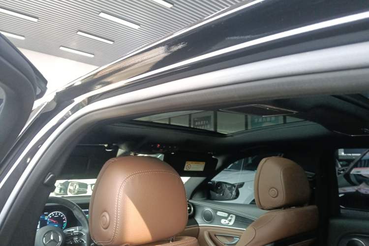 Used Mercedes-Benz E-Class New Energy 2023 E 350 e L Plug-in Hybrid Sports Sedan Headliner