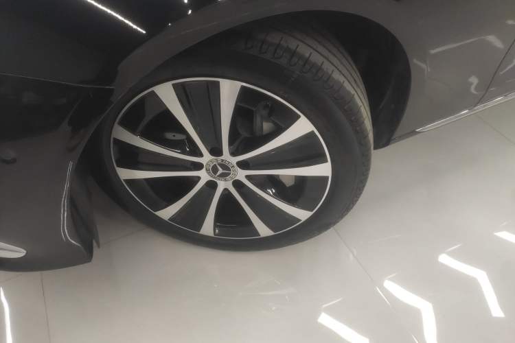 Used Mercedes-Benz E-Class New Energy 2023 E 350 e L Plug-in Hybrid Sedan Left Front Wheel Hub