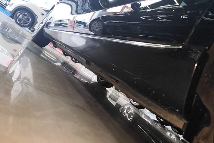Used Mercedes-Benz E-Class New Energy 2023 E 350 e L Plug-in Hybrid Sedan Left Side Sill