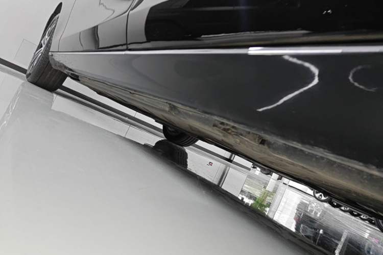 Used Mercedes-Benz E-Class New Energy 2023 E 350 e L Plug-in Hybrid Sedan Left Side Sill
