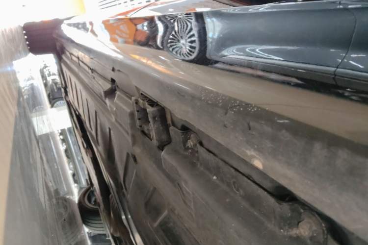 Used Mercedes-Benz E-Class New Energy 2023 E 350 e L Plug-in Hybrid Sedan Left Side Sill