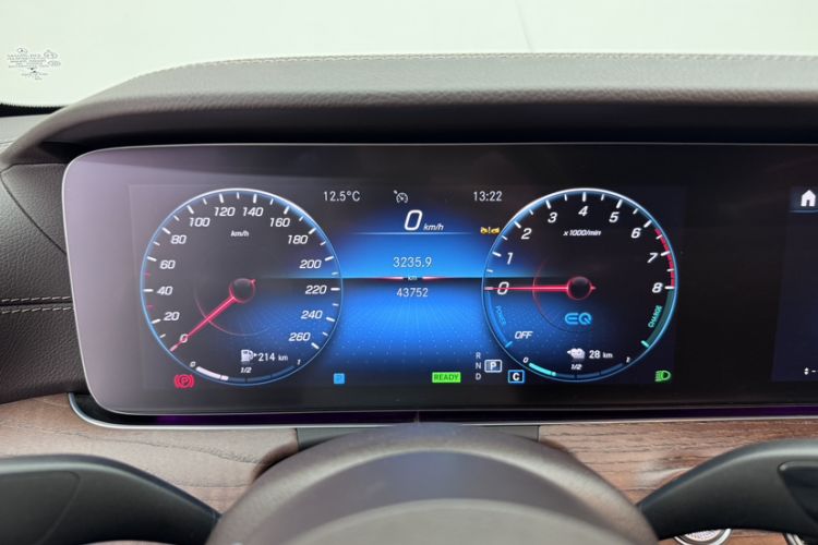 Used Mercedes-Benz E-Class New Energy 2023 E 350 e L Plug-in Hybrid Sedan Odometer Close Up