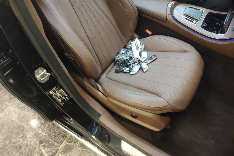 Used Mercedes-Benz E-Class New Energy 2023 E 350 e L Plug-in Hybrid Sedan Right Front Seat