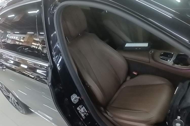 Used Mercedes-Benz E-Class New Energy 2023 E 350 e L Plug-in Hybrid Sedan Right Front Seat