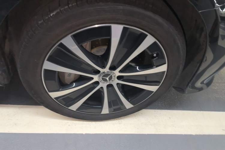Used Mercedes-Benz E-Class New Energy 2023 E 350 e L Plug-in Hybrid Sedan Right Front Wheel Hub