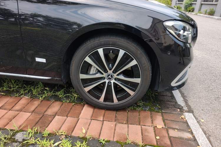 Used Mercedes-Benz E-Class New Energy 2023 E 350 e L Plug-in Hybrid Sedan Right Front Wheel Hub