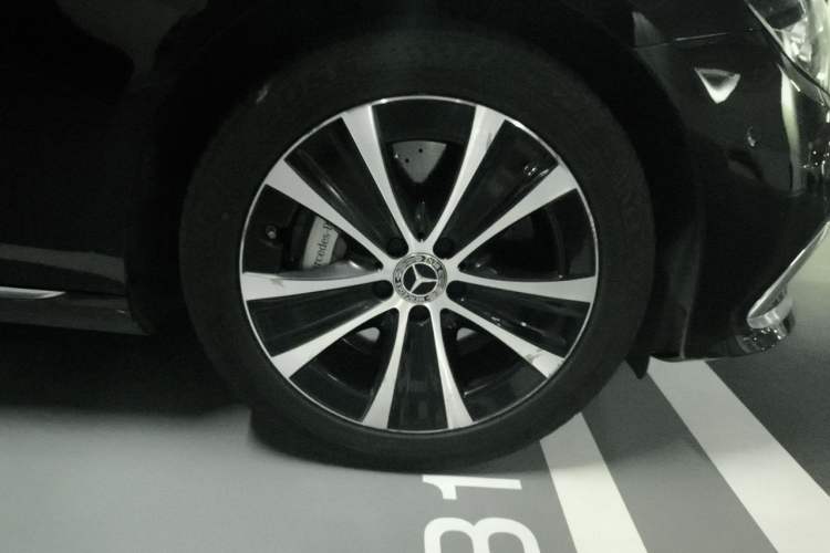 Used Mercedes-Benz E-Class New Energy 2023 E 350 e L Plug-in Hybrid Sedan Right Front Wheel Hub