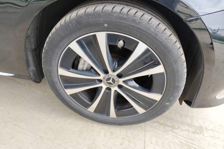 Used Mercedes-Benz E-Class New Energy 2023 E 350 e L Plug-in Hybrid Sedan Right Front Wheel Hub