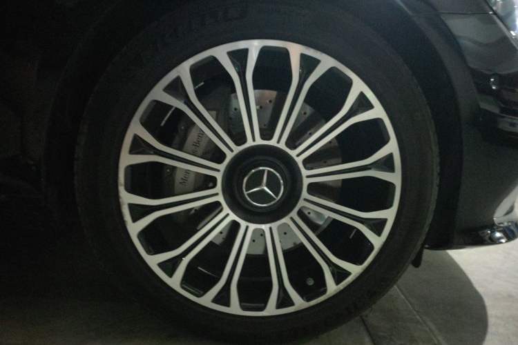 Used Mercedes-Benz E-Class New Energy 2023 E 350 e L Plug-in Hybrid Sedan Right Front Wheel Hub