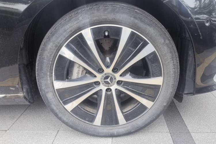 Used Mercedes-Benz E-Class New Energy 2023 E 350 e L Plug-in Hybrid Sedan Right Front Wheel Hub