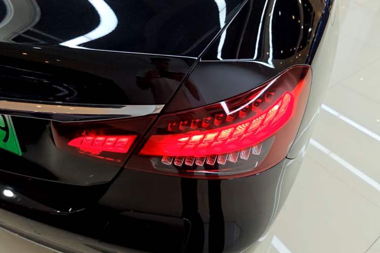 Used Mercedes-Benz E-Class New Energy 2023 E 350 e L Plug-in Hybrid Sedan Right Rear Taillight
